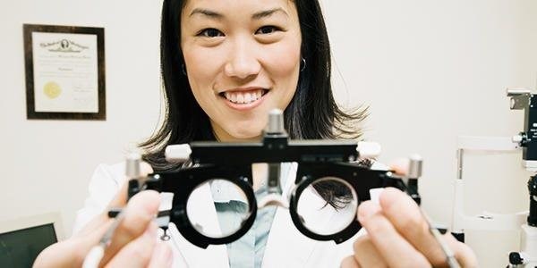 /COO/media/Media/Acuity/Winter 2021/How-to-Portrait-of-female-optician-Getty-81859573_1.jpg